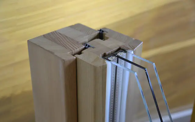 Coupe d’un profil de fenêtre en bois équipé d’un triple vitrage